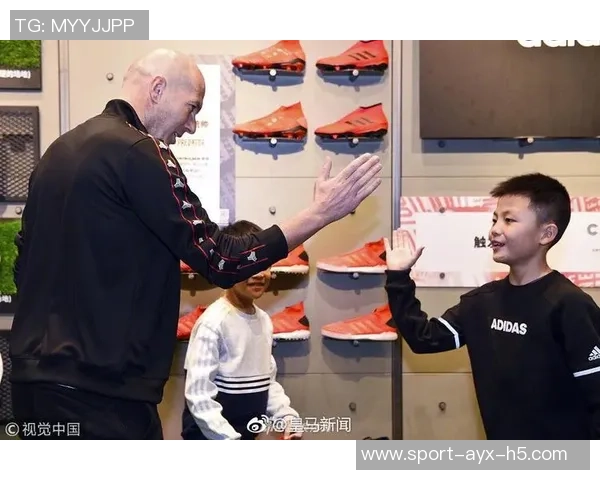 齐达内上海之行与小朋友互动踢球还在胡同里切磋乒乓球乐趣无穷